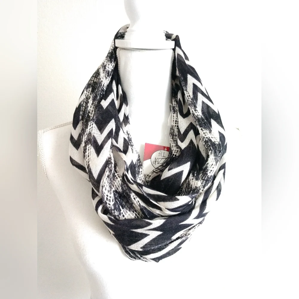 NEW All Jazzed Up Infinity Scarf Black White Chevron Stripe
